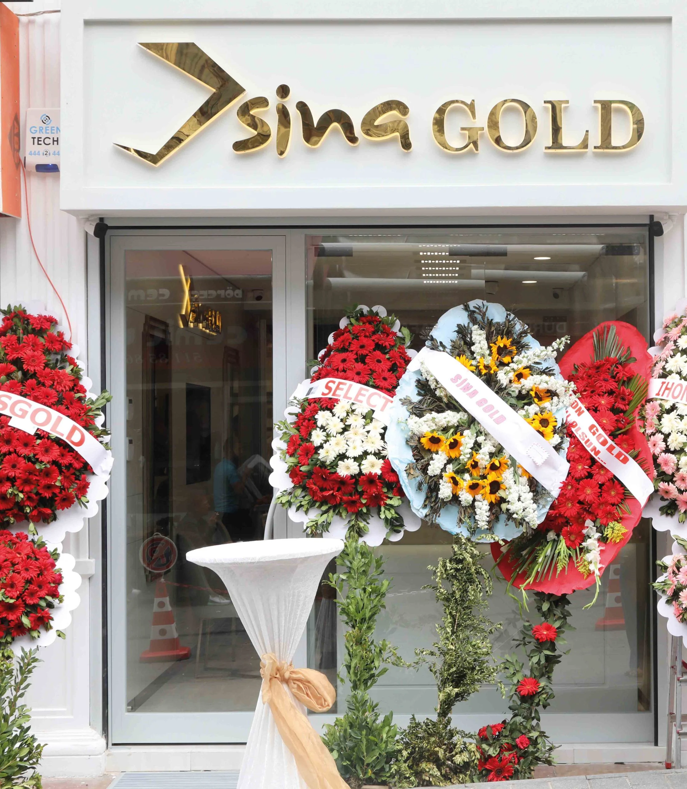 Sina Gold Şeref Han'da Mağaza açtı.